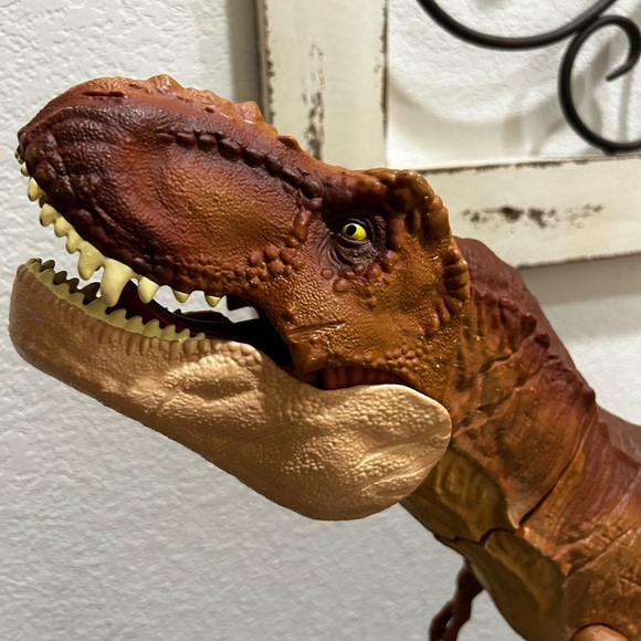 Jurassic World Super Colossal Tyrannosaurus Rex 42" T-Rex - Picture 2 of 6